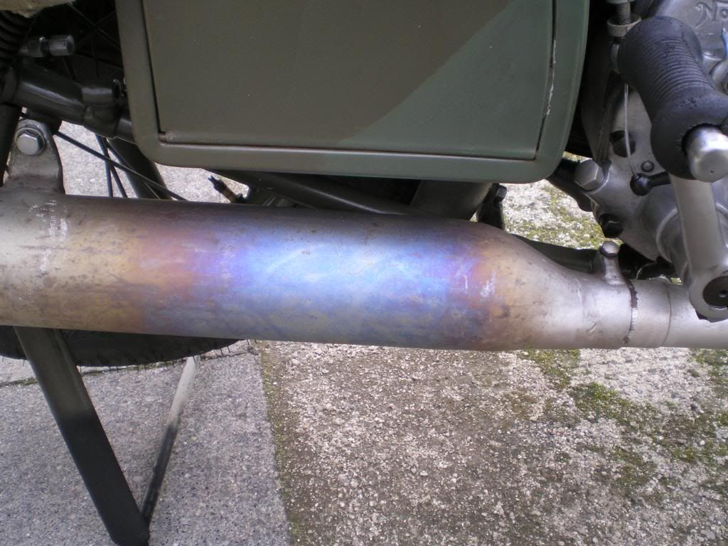 Right hand exhaust RED HOT Norton Owners Club